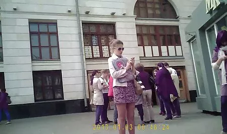 巧みな金髪は、同時に二つのコックを提供しています 女性 一人 エッチ 動画