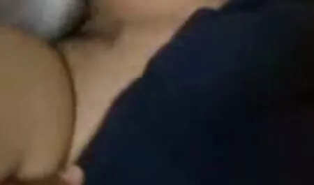 お尻にコックとおもちゃを持つ女の子をクソ、彼女をワイヤーに連れて行く エロ 動画 女 責め