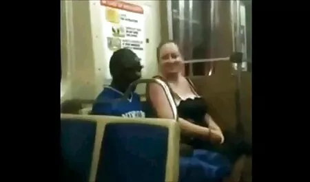 ぼ幅と小さなおっぱい変化着のビーチに面 エロ 動画 女 の