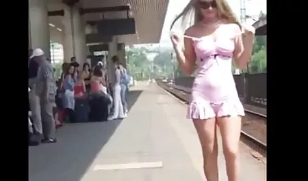 タクシー運転手はフードの上に金髪を引っ張った エロ 無料 動画 女