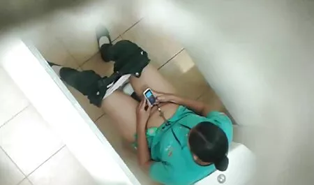 すべての黒と小さな胸の細身の若い女性は、テーブルの上に男を置く 女子 えっち 動画