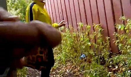 白と黒のカップルのロマンティック性のベッドとバラの花びら 女性 の ため の セックス 動画