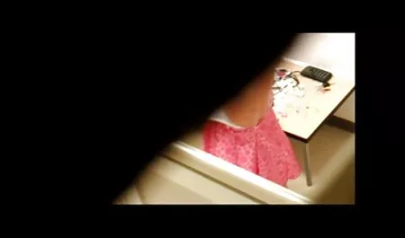車の中でピンクの爪で彼女の口と手で大きなコックを撫でる若い女の子 女性 安心 エロ