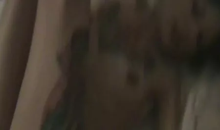 素敵なペディキュアを持つ女の子は彼女の足で男のコックをリッピング エロ 動画 無料 女性 用