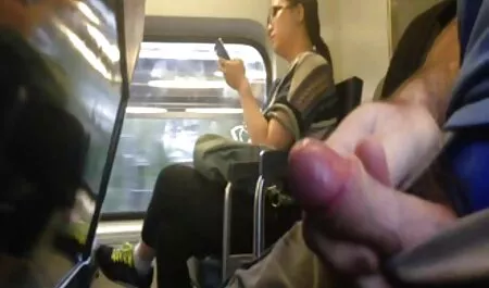 成熟したミルク。 女性 の ため の 動画 エロ 大きなおっぱいで彼のガールフレンドstroking彼女の体の上にテーブル