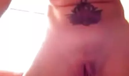 巧みなブルネットfucksとdeepthroats 無料 エロ 動画 女性