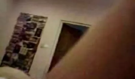 赤いブラジャーの美しい雌犬はlで裸に点滅します。 女の子 同士 エロ 動画