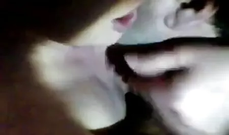 男性のエロ雑誌のためにポーズをとる裸の女の子 女性 が 好き な エロ 動画