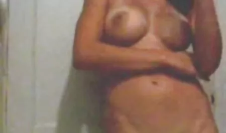 彼女の体を撫でながらチェコの女性スザンヌ楽しみます油 女性 向け の エロ