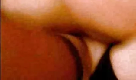 女性、長い脚、ハイヒール、黒はリビングルームの愛人のための贈り物です セックス 女性 動画