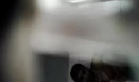 小さなおっぱいを持つ長い足の若い雌犬と美しいポルノ 女の子 えっち 動画