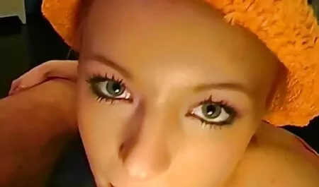 けいれんオフに友人をキャッチし、彼にゲイのフェラチオを与える エッチ 動画 無料 女