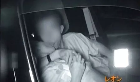 妻はお尻に彼女の指を押して、コックを吸うとそれに座っています 女性 エッチ 動画