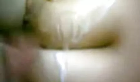 美しさは、水の最初の光線を体験し、お尻にハード犯されます エロ 無料 動画 女性