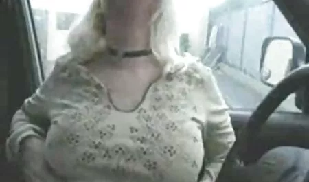 彼の口の中にロシアのたばこがある毛深いコックを持つ禿げた男 無料 動画 エロ 女