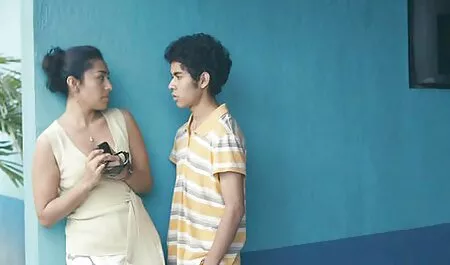 ビキニ雛は裏庭で油を塗って、お尻を閉じてください 女性 エロ 動画 無料