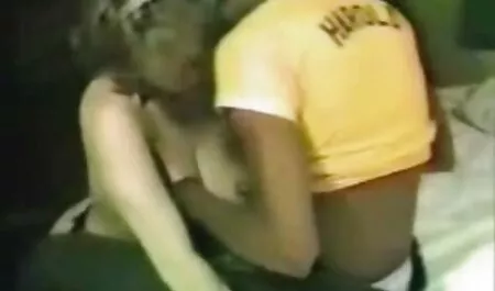 彼女は彼女のタオルを取り、犬のスタイルの裸の女の子 エロ 女子