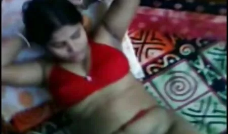 裸の女性の格闘の二つのカラフルなレズビアン 女性 セックス ビデオ