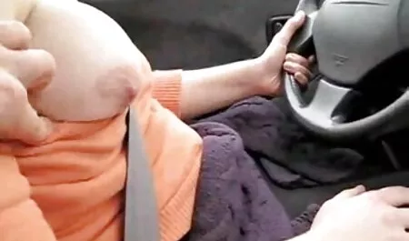 マッサージ師の手によって傷つけ、彼にフェラチオ、ソフトコアを与える 女 の 無料 エロ 動画
